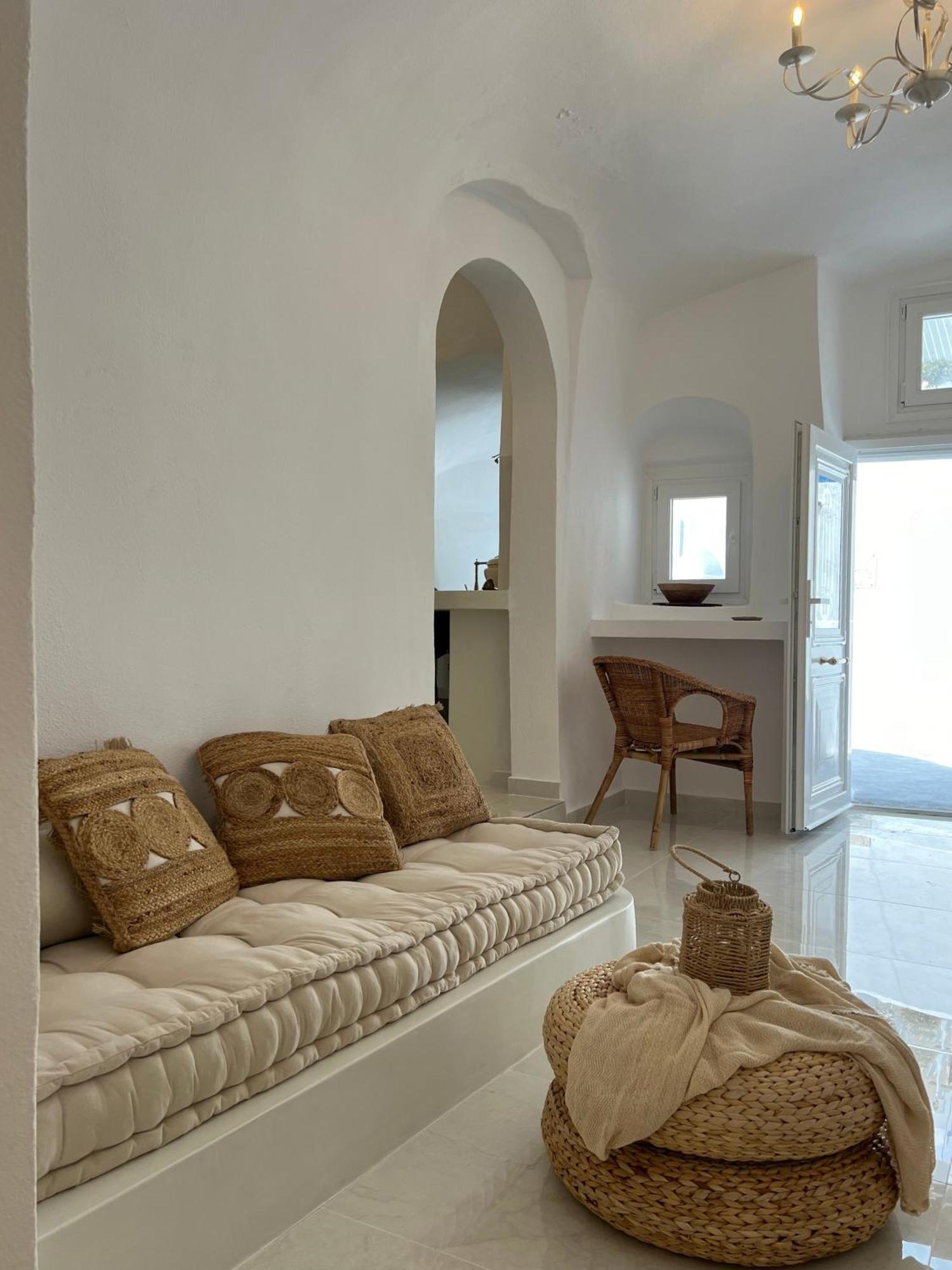 Cave Noelia Fira (Santorini)