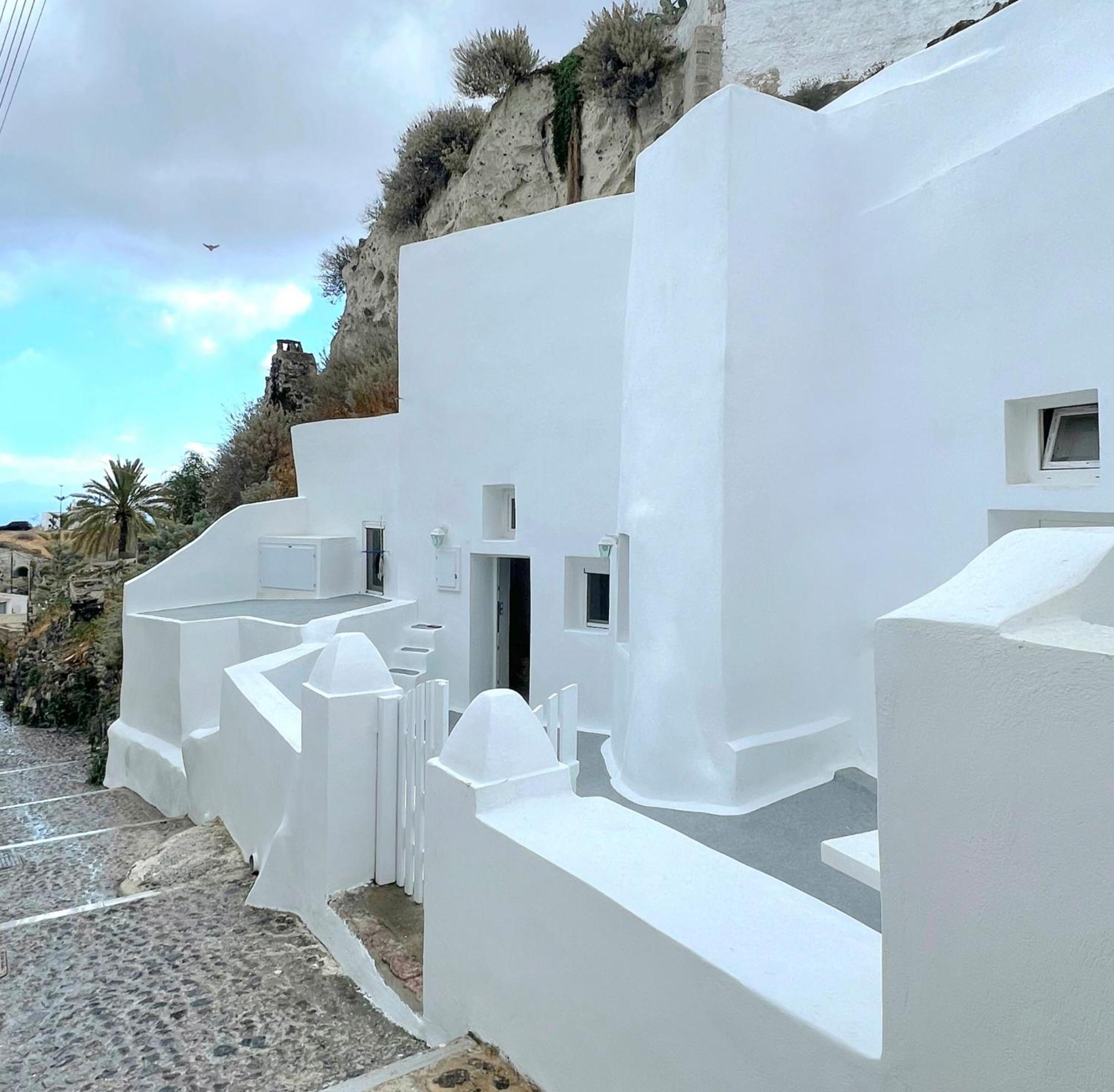 Cave Noelia Fira (Santorini)